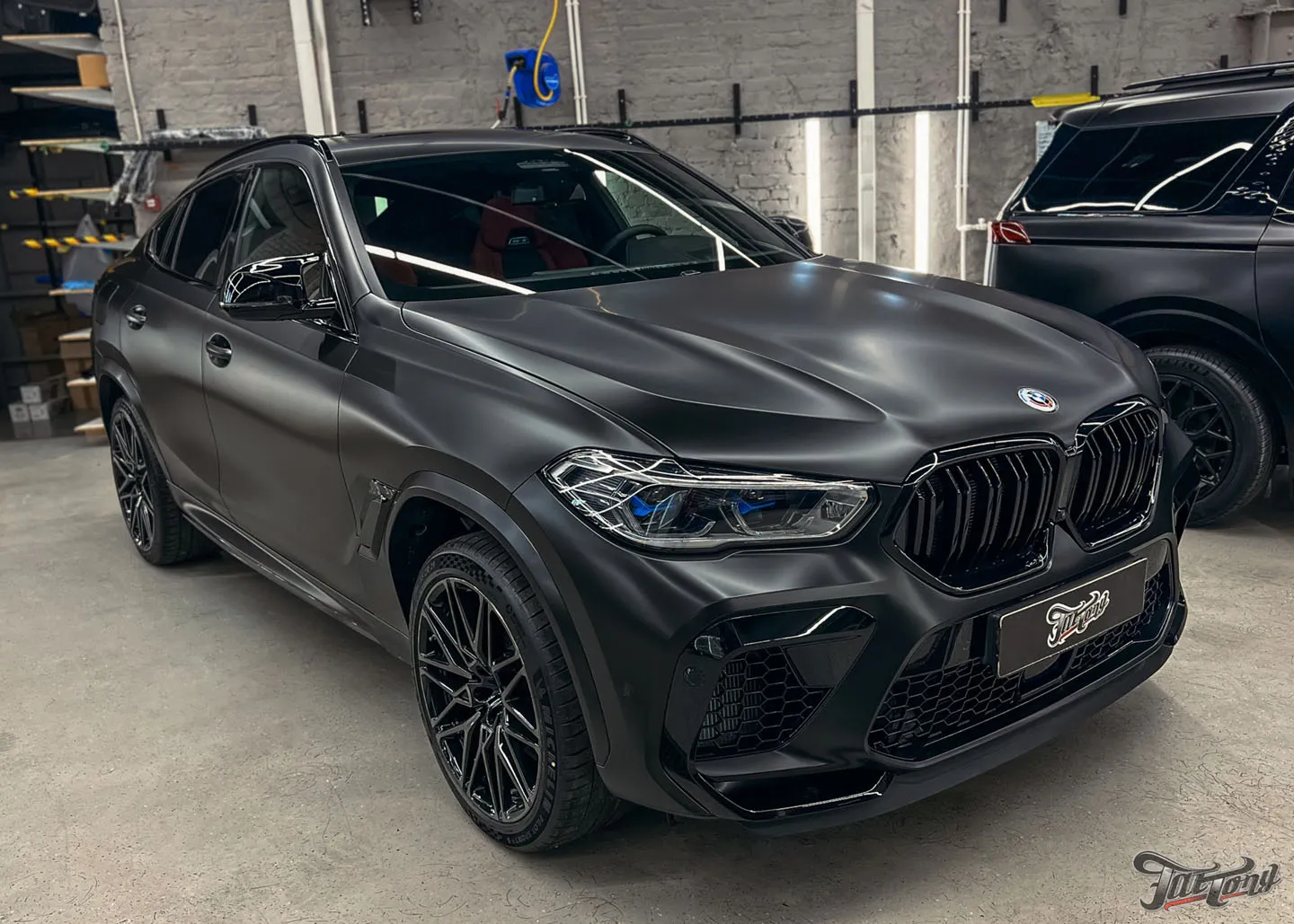 Тотальная смена облика для BMW X6 M: оклейка матовым винилом с проемами и матовым полиуретаном. Почему оклейка авто с проемами — это долго и дорого?